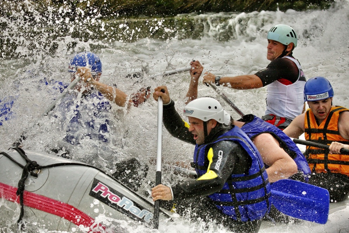 De groep raft samen over een bergrivier